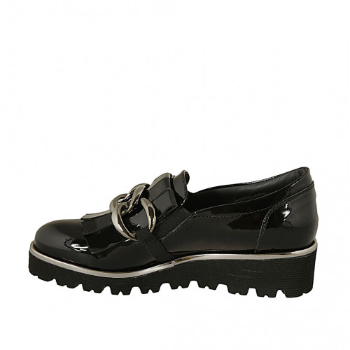 Zapato cerrado para mujer con flecos y cadena en charol negro cuña 4